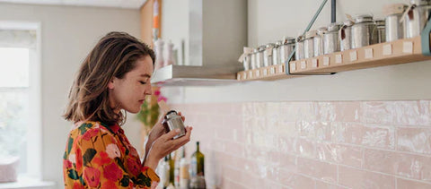 thee serveren zakjes en mooi bord