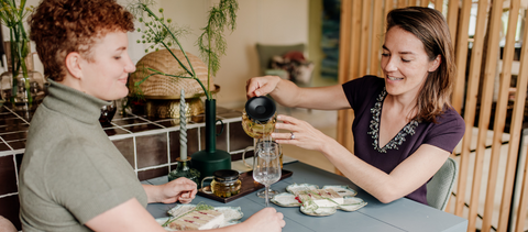 Theeproeverij bij Mevrouw Cha