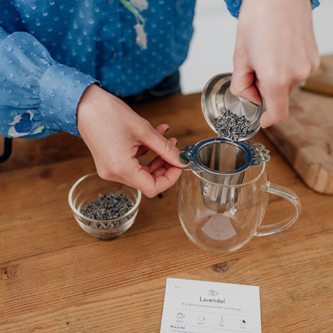 lavendel thee met zeef en theekop