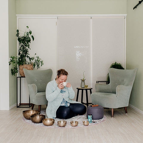 Kamille thee drinken in een zen omgeving met klankschalen