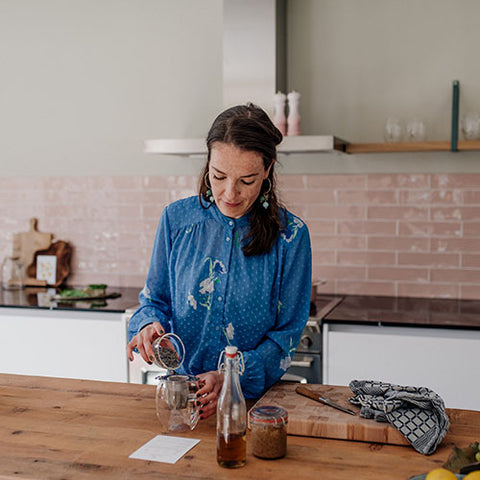 Theesommelier Linda maakt thee limonade in haar eigen keuken