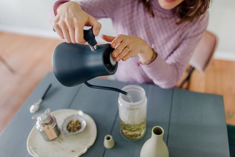 Thee zetten en antioxidanten drinken