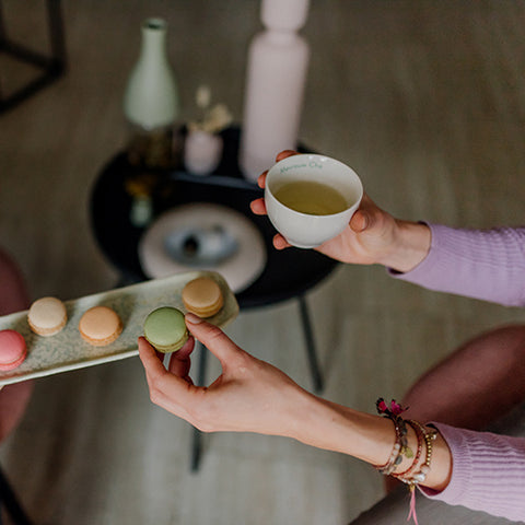 Thee met huisgemaakte matcha bergamot macaron