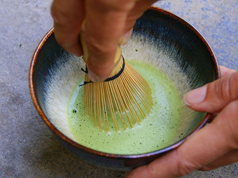 matcha thee en matcha klopper in matchakom