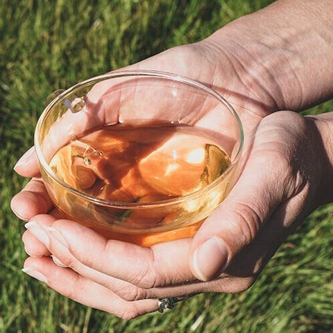 Rooibos thee in glazen theekom verwarmend voor de handen